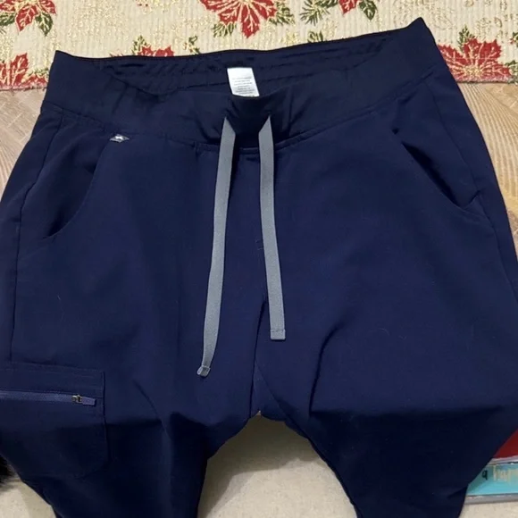FIGS women’s Navy Jogger scrub Pants size Medium - Picture 2 of 5